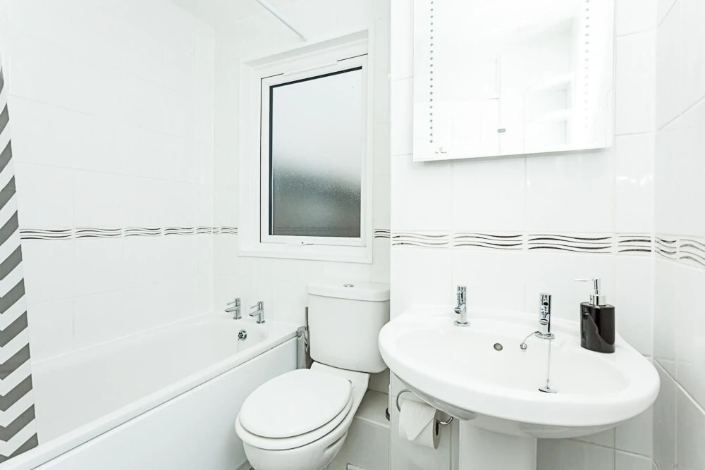 Gatwick Place- 4 bed 2 Bath Self Contained House Ideal for Keyworkers