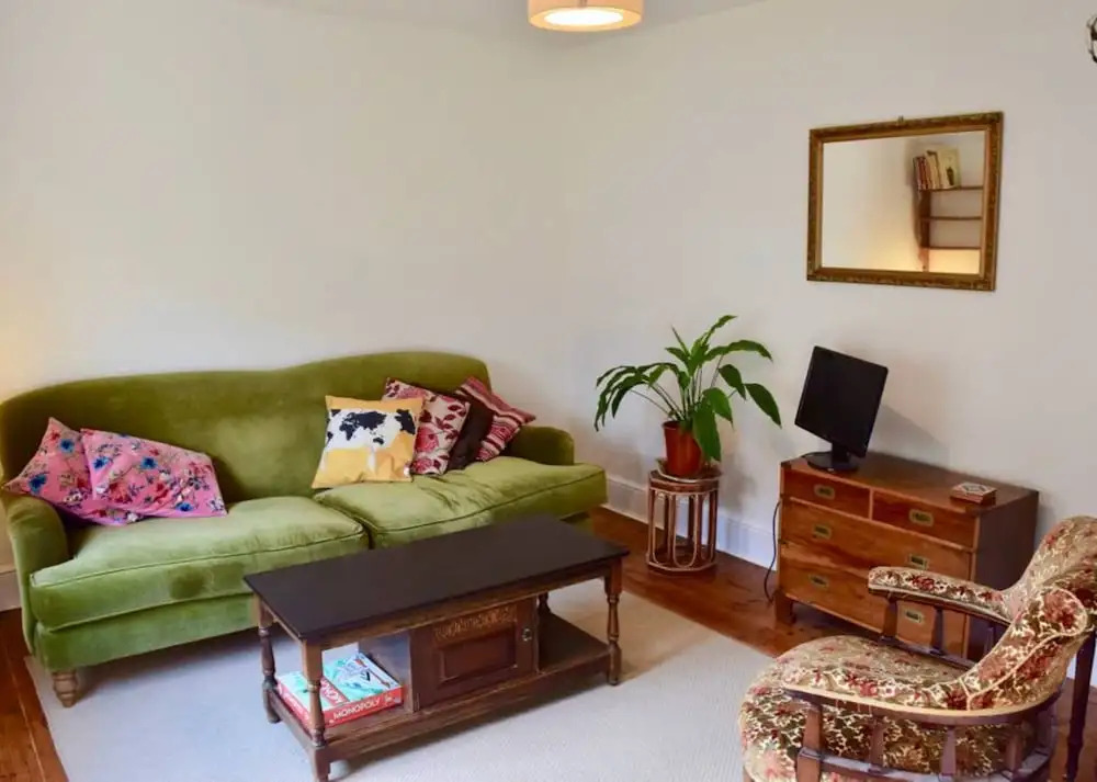 Traditional 2 Bedroom Flat Next to Springfield Park