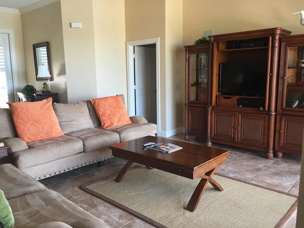 1261 Laurel Ct