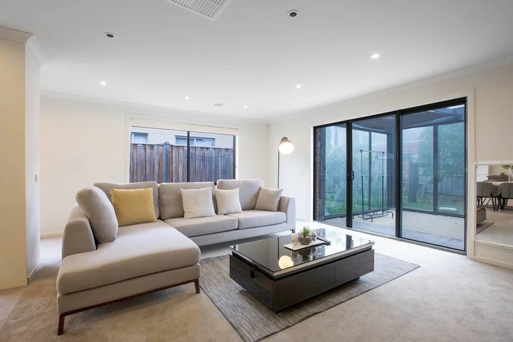 Lightful Charming House With Free Parking