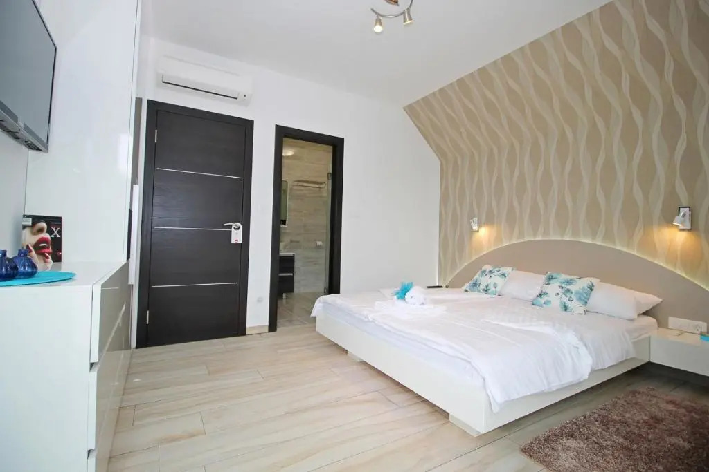 Villa Oslo - luxury place with sea views & heated pool, 300m far from sandy beach