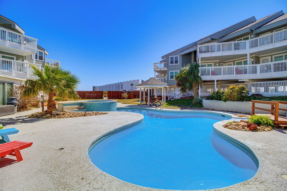 Walk to Beach! Pet-friendly Mustang Island Retreat