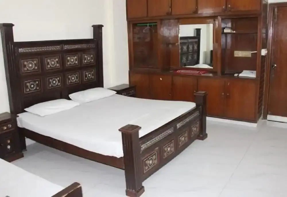 Decent Palace Hotel