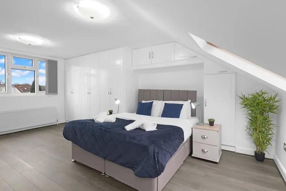 Spacious 5BR 3BA Serviced Hse in Croydon