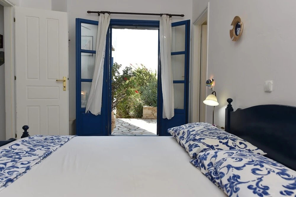 Sophia Villa Paros - Beachfront Villa at Lolantonis
