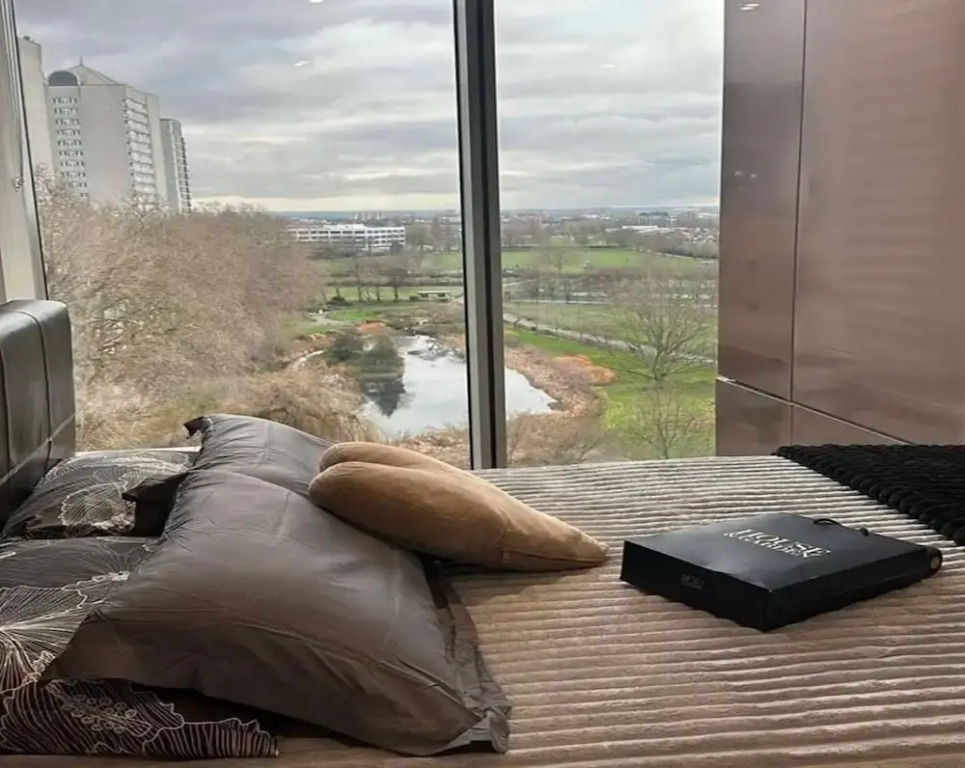 Stunning 2-bedroom Flat With Park View