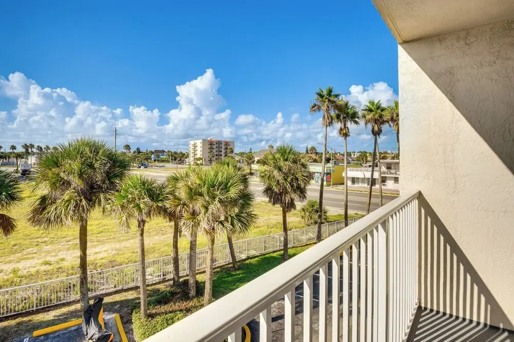 Daytona Beach Condo w/ Balcony: 5 Mi to Speedway!