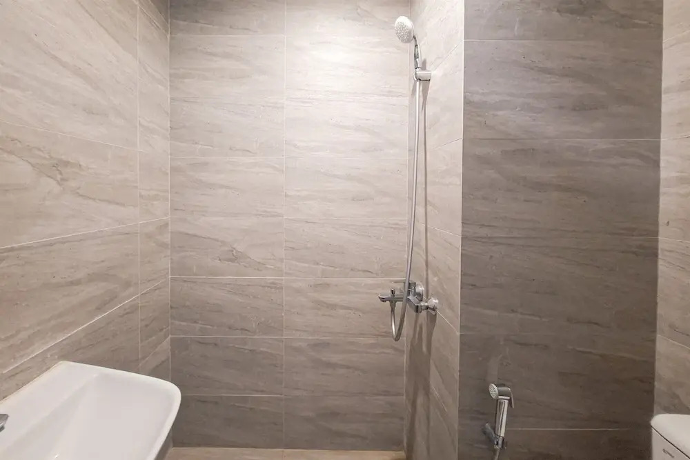 Minimalist And Homey Studio At Apartment Collins Boulevard