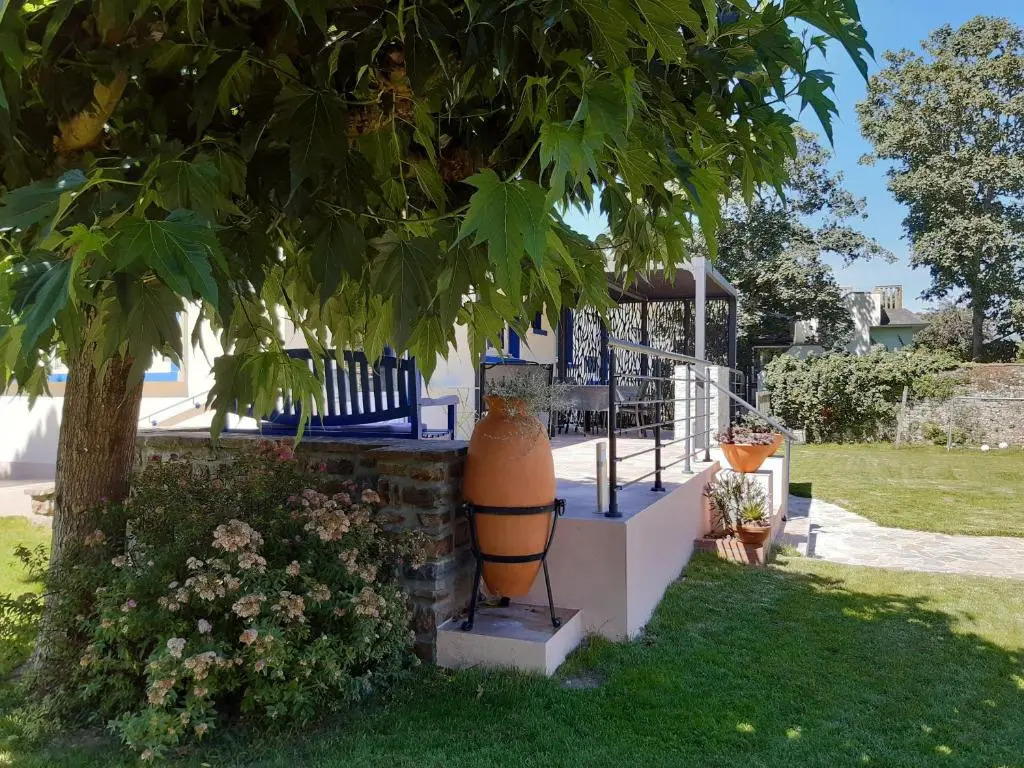 Maison familiale rénovée, 15 km de la mer, jardin clos avec terrasse et ping-pong, centre bourg - FR-1-306-894
