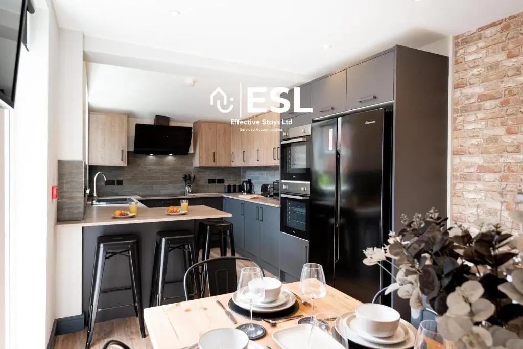 Central 5 Bedroom Townhouse perfectly located 2 mins walk from the Train Station