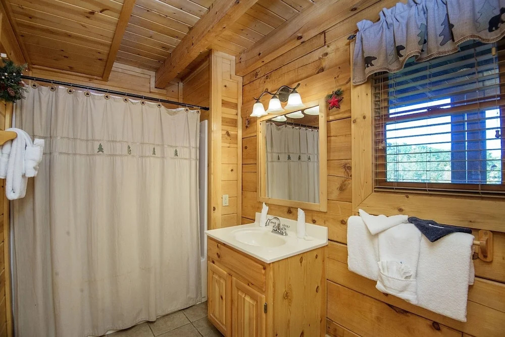 Er 244 â Black Hawk Hideaway Great Location â Close To Town! 2 Bedroom Cabin by RedAwning