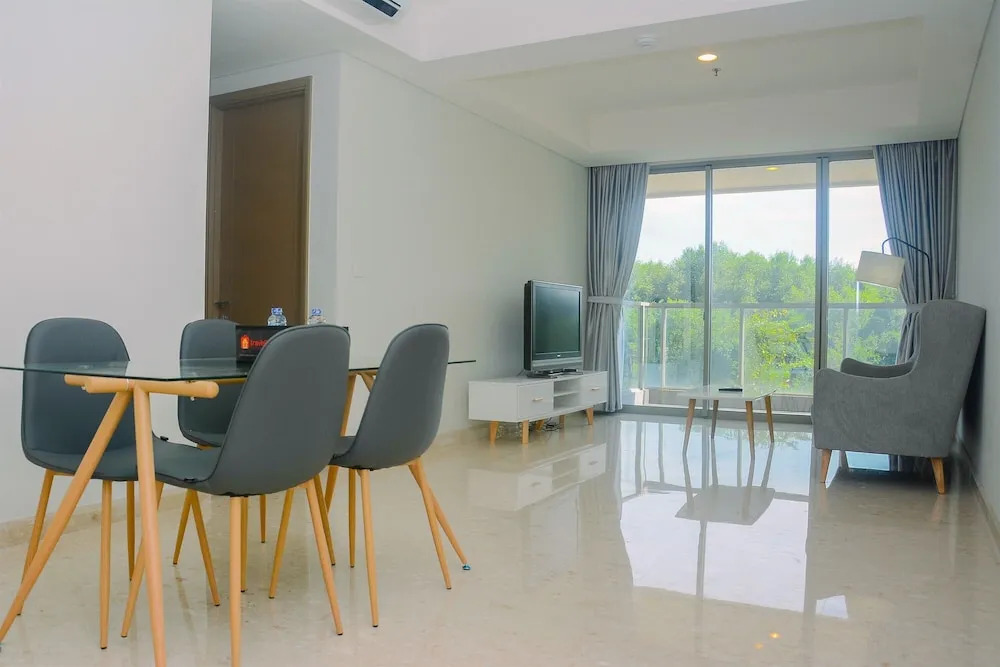 Spacious 3BR Gold Coast Apartment near Shopping PIK Avenue