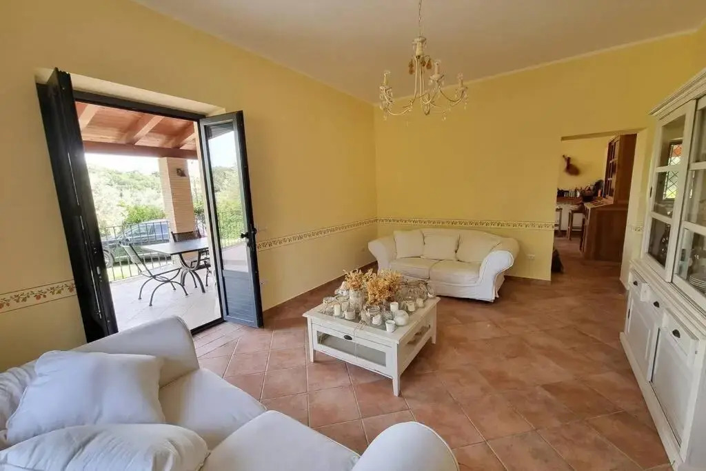Villa in 8 Ettari di Campagna, a 20' Dal Mare
