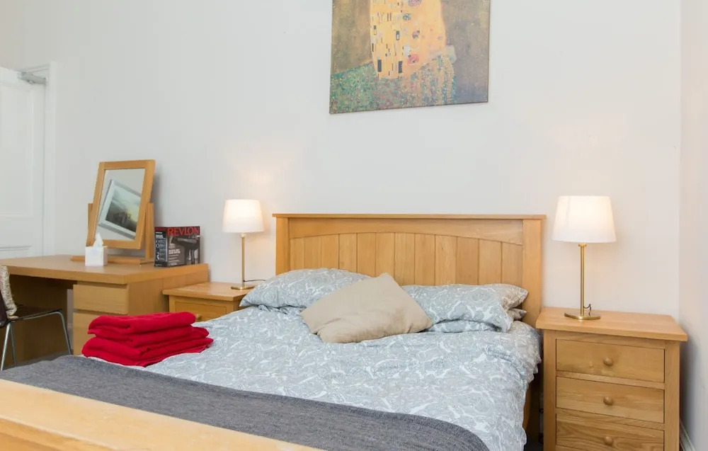 Spacious, Bright 5-br Flat for 10 in Edinburgh