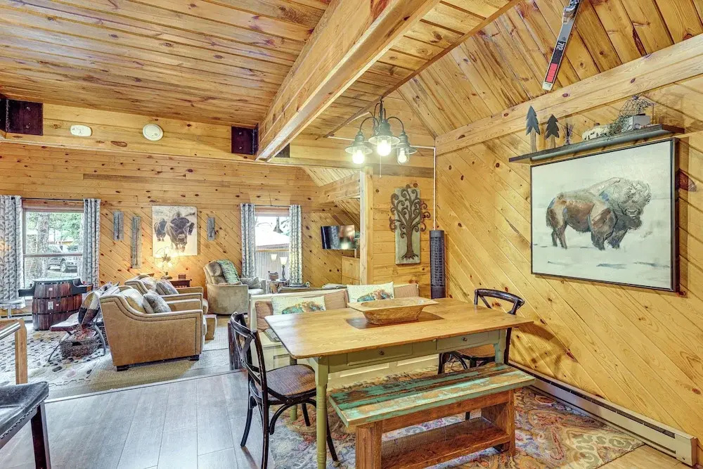 Hot Tub + Arcade Table: Spacious Retreat in Lead