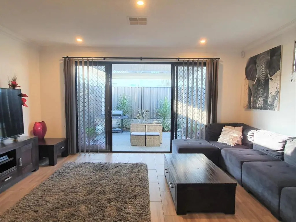 Luxury home in Christies Beach with King Bed, NBN, 3Bed 2Bath