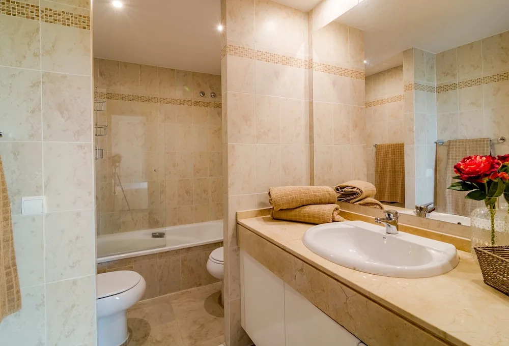 GH-Beautiful 2 bedroom apt small pool