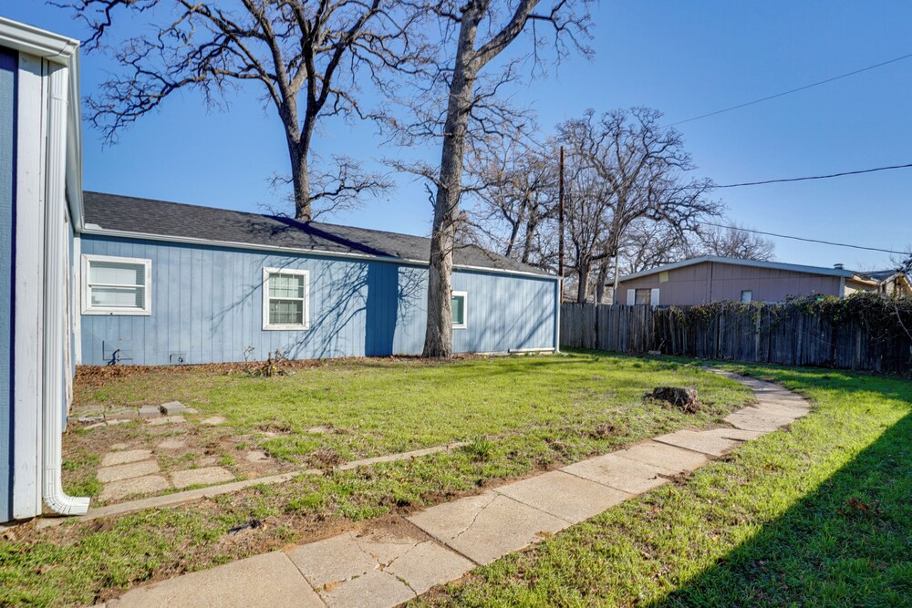 Walk to At&t Stadium: Arlington Home w/ Yard!