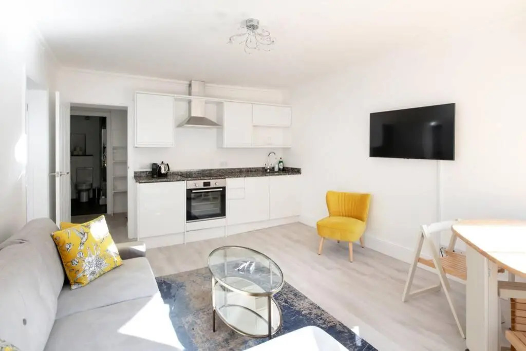 2 Bed City Centre Apartment 1 min from Bath Abbey