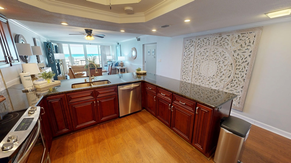 Shoreline Towers 1033 2 Bedroom Condo