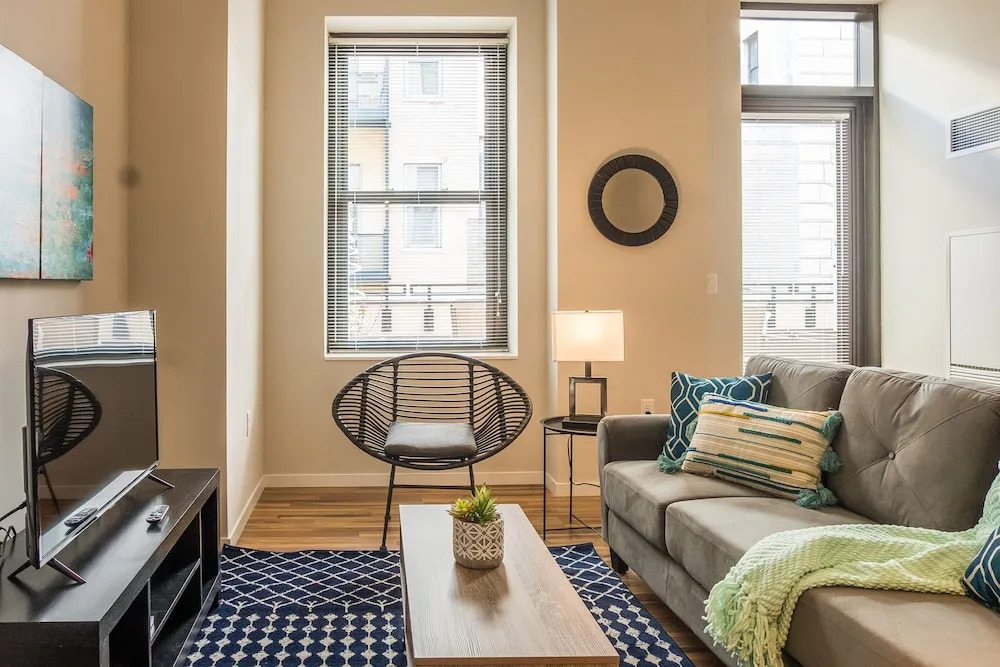 1 BR & 2 BR Apt in Central Business District by Frontdesk