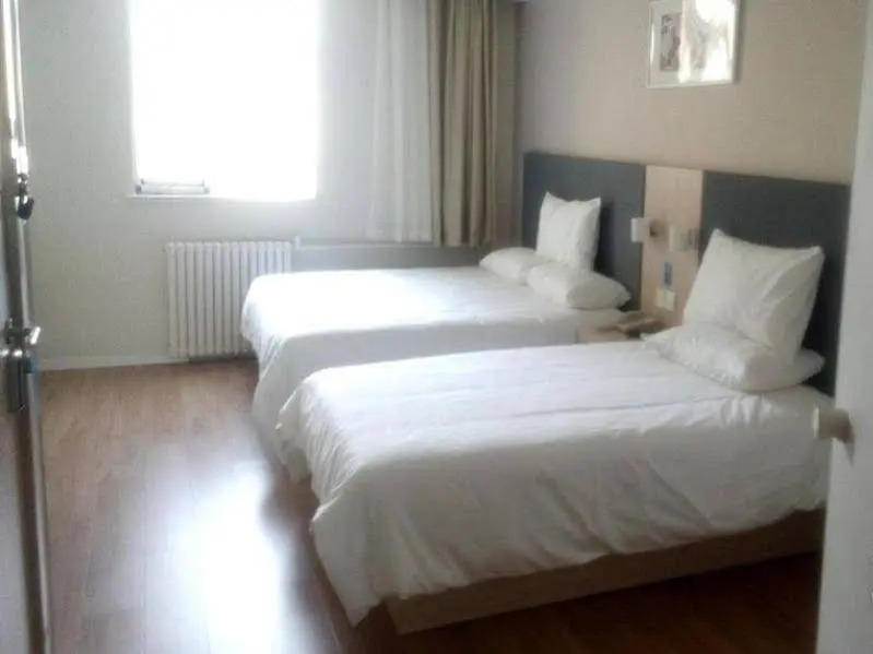 Home Inn Yiju Hotel (Qingdao May 4th Square Mixc City Zhiquan Road Metro Station Branch)