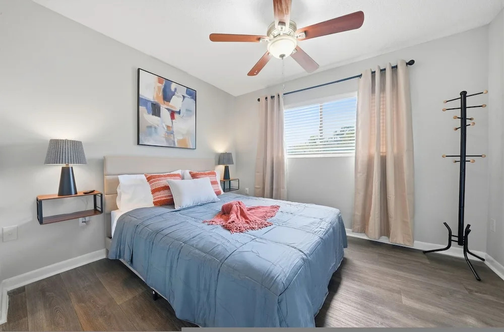 Modern 2BR 2BA w King Bed Pool Gym 10