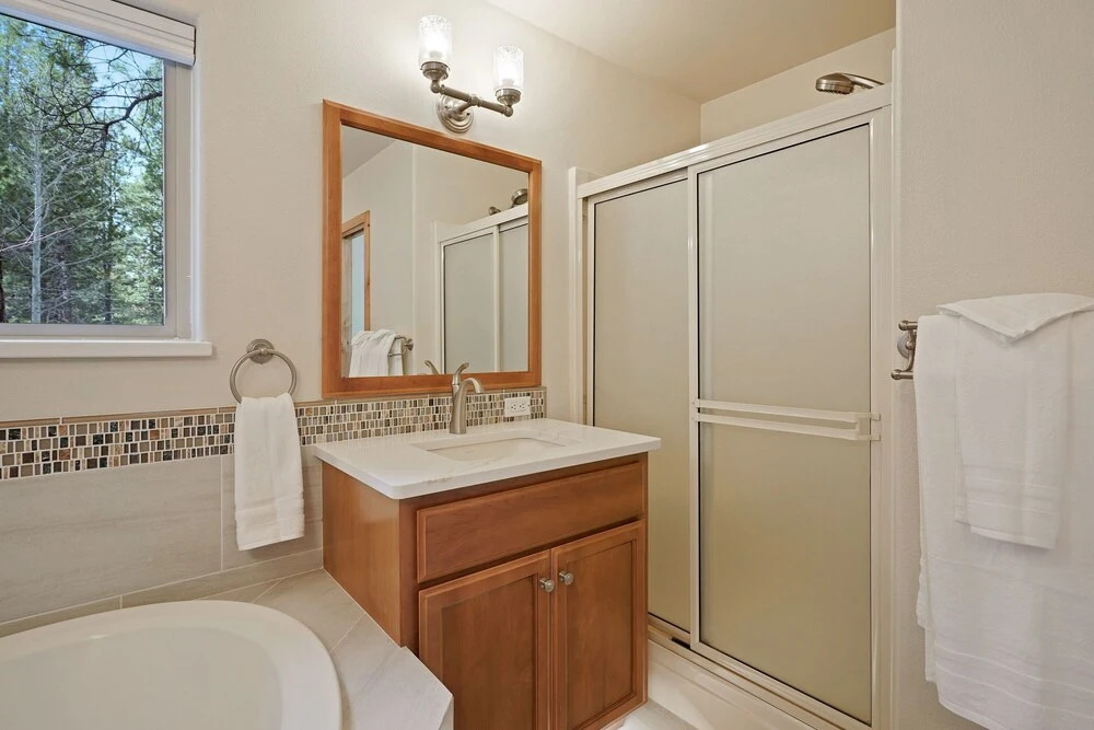 Super Coop 5 Bedroom Home by RedAwning, Bend