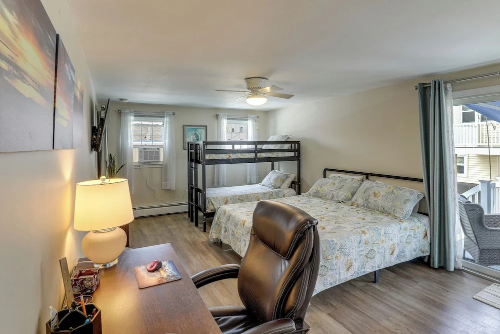Near Beaches & Waterfront Dining: Home in Hampton!