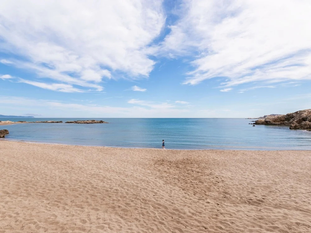 Pretty Holiday Home in L'escala With Swimming Pool