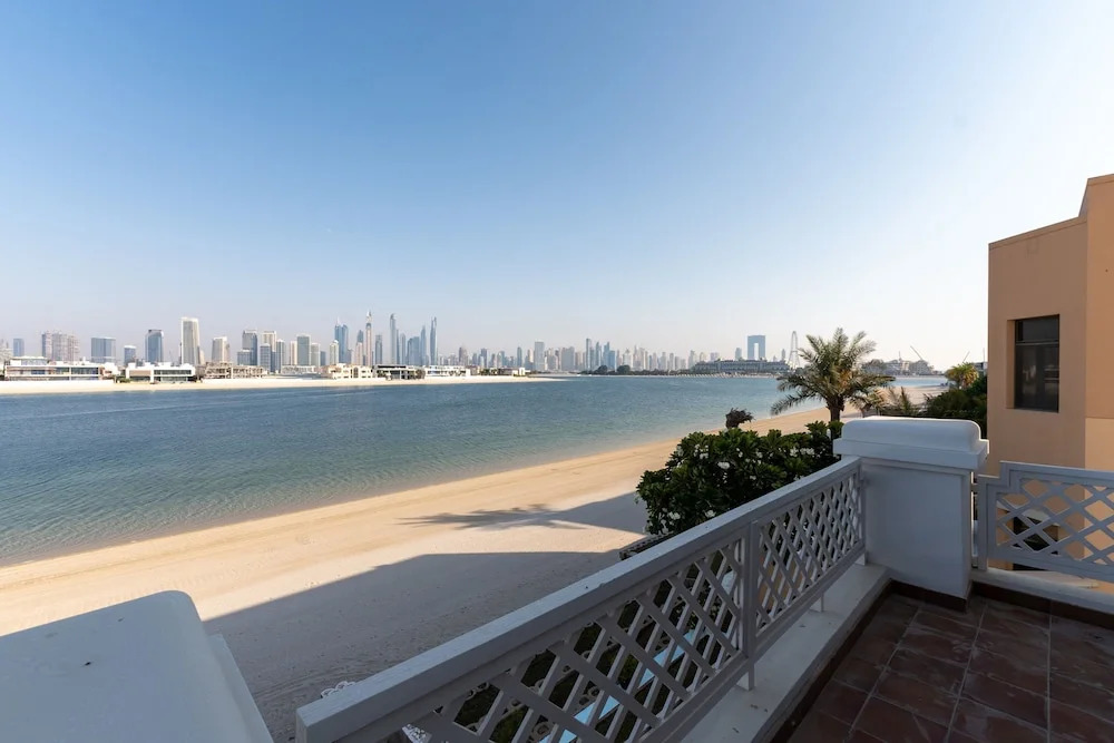Exclusive 5BR Palm Villa w Private Pool and Beach