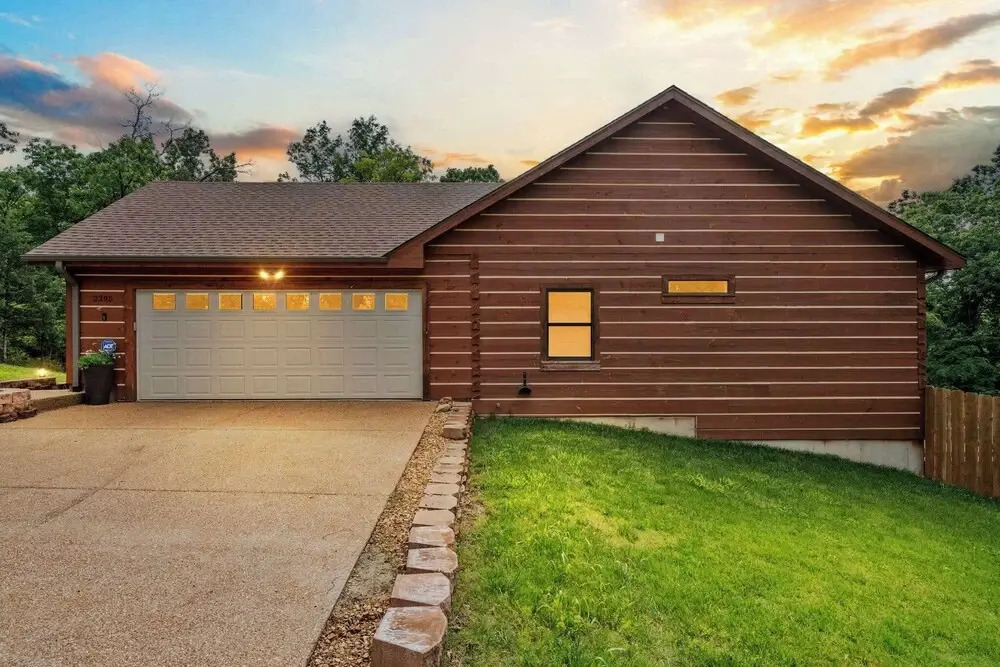 Teals Treasure Secluded Lakeside Cabin for 8!