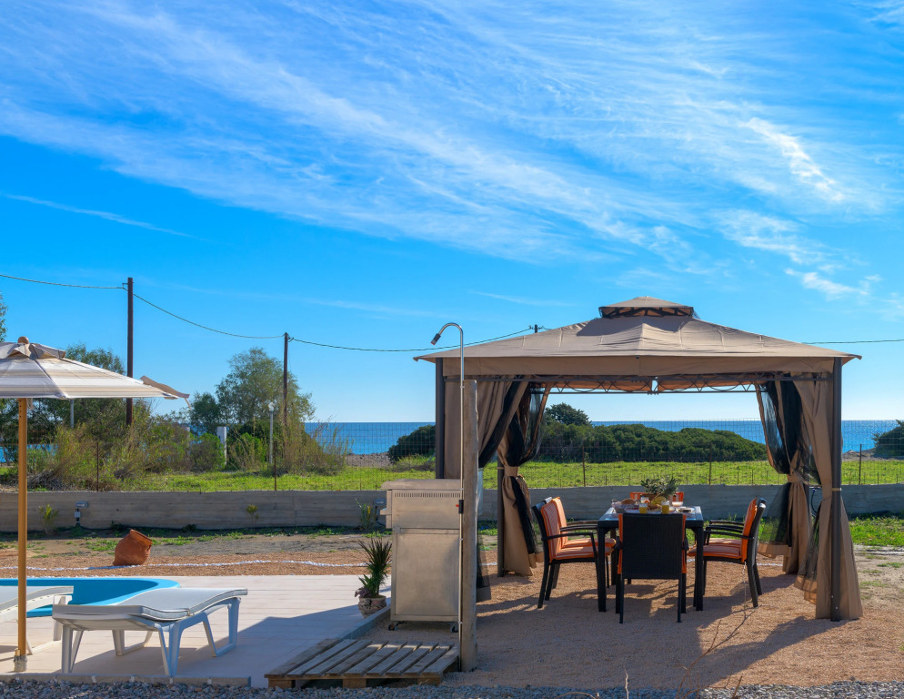 Gennadi Serenity House -beachfront Villa
