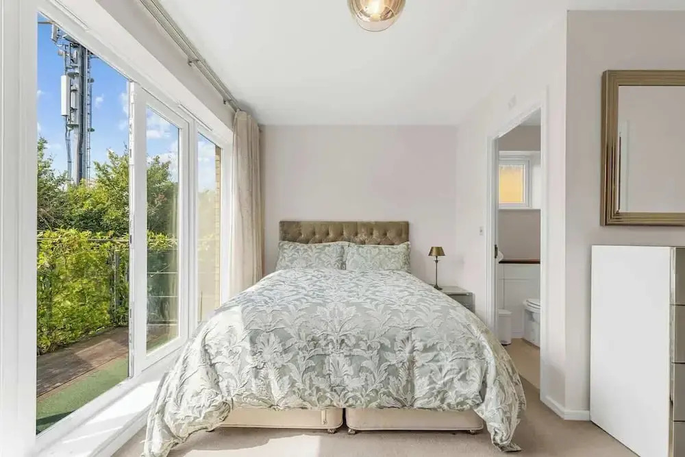 3-bed Greenhithe Retreat Garden Near Bluewater
