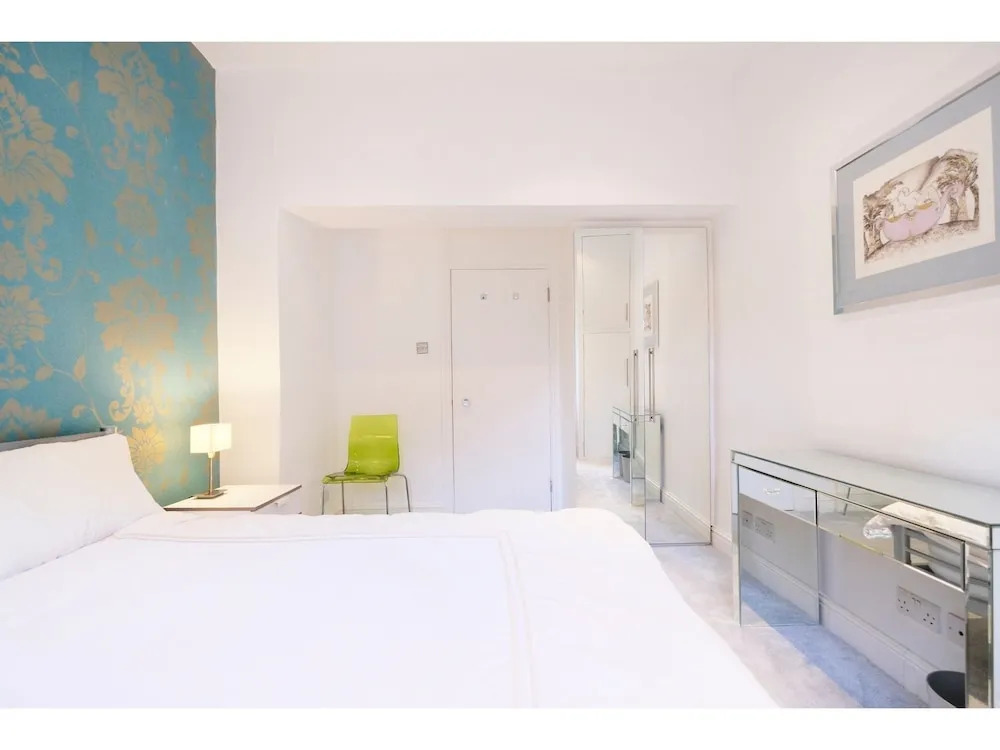 Classy, Modern 2BR Flat for 5 in Maida Hill