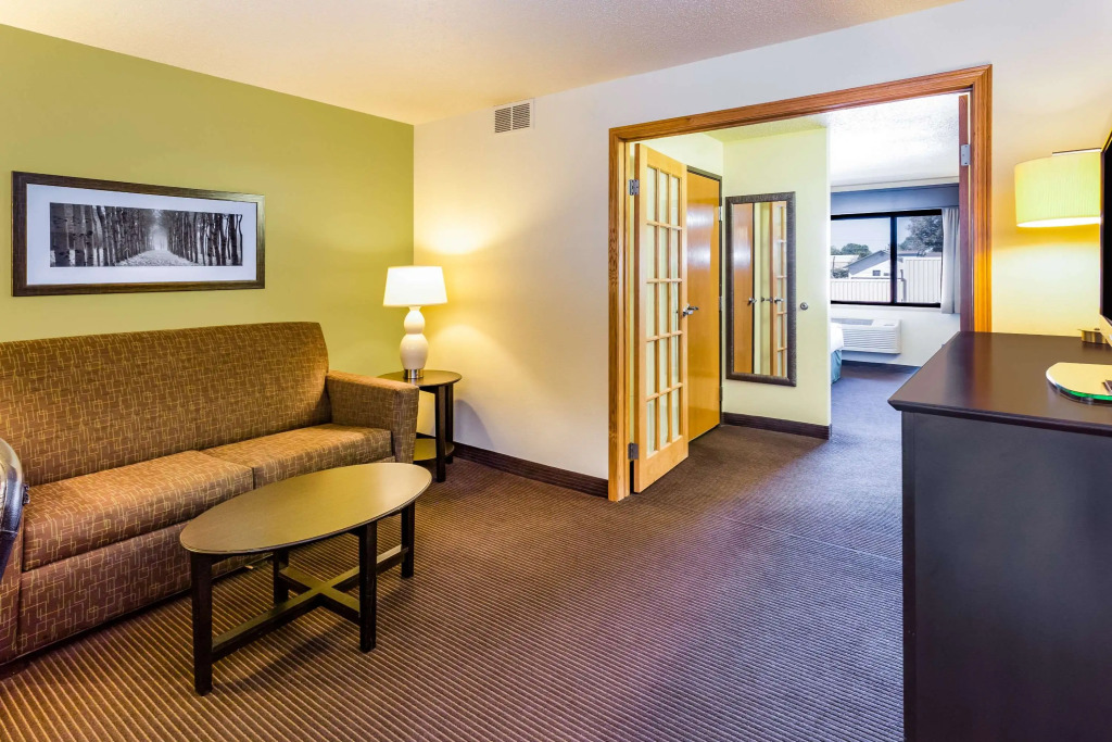 AmericInn by Wyndham Hampton