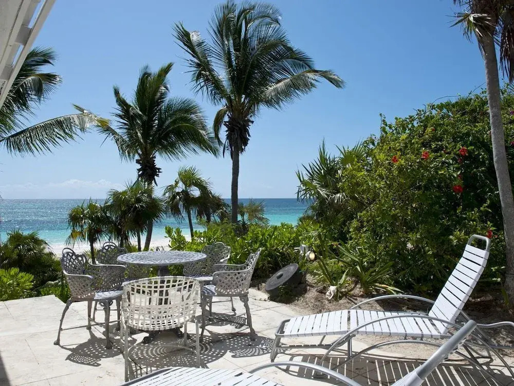 Tropical Hideaway: Charming Cottage Near Pink Sands Beach