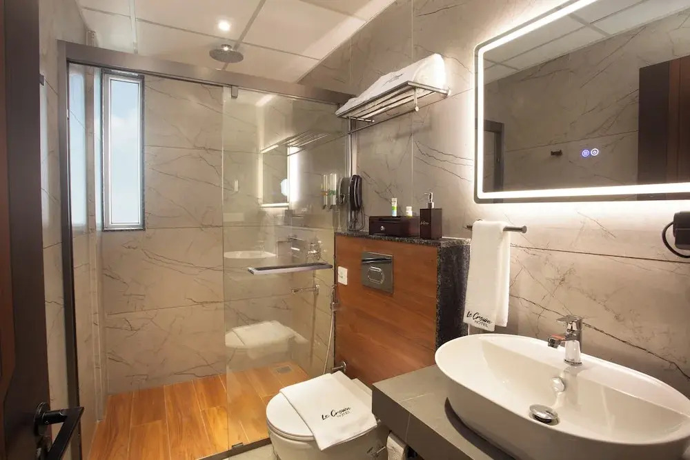 Le Crown Hotel