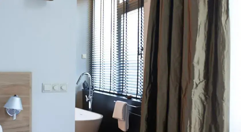Suite 1888