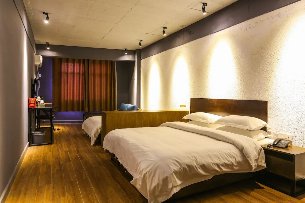 Comma Travel International Youth Hotel