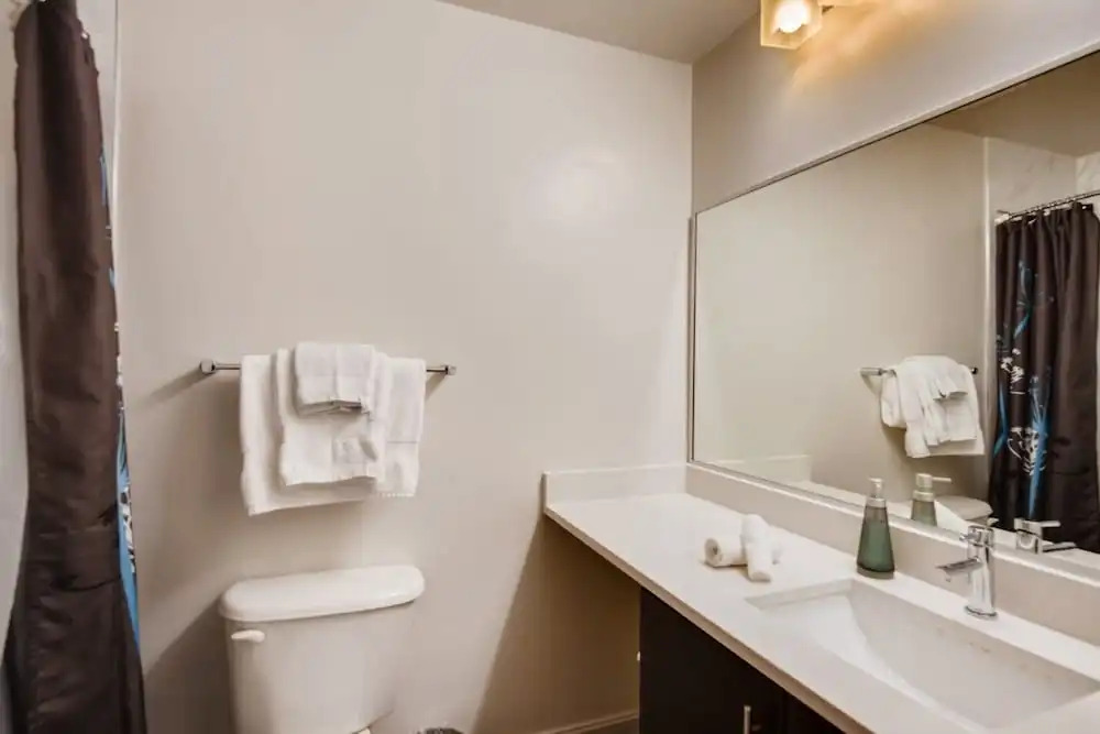 NEW- Fast Wifi - Work Desk - Top Floor - 2BR/2BA Miami! (CD2)