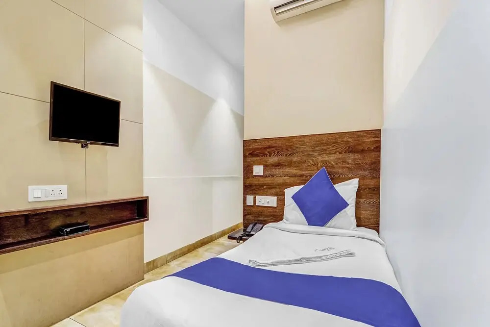Hotel Karpagam Lodging House Nr Railway Station & Gandhipuram bus stand