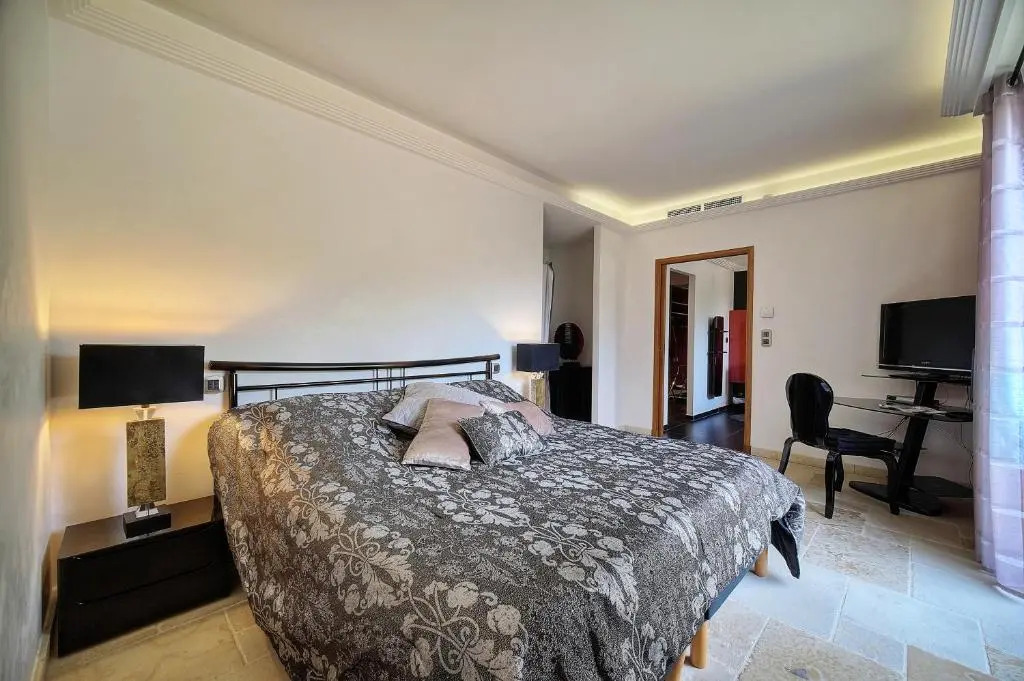 Suites de Prestige JACUZZI SAUNA HAMMAM PISCINE Mougins Cannes Grasse