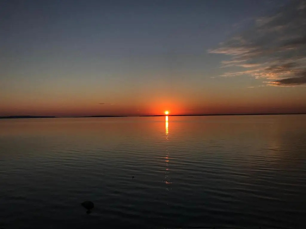 Mackinaw Beach and Bay Inn & Suites