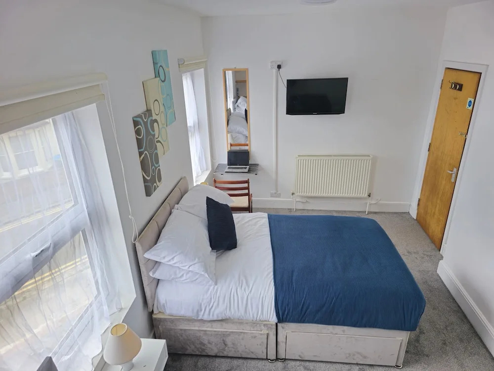 PRIVATE ROOM In TOWN CENTRE FREE PARKING WI FI AND PATIO WITH AA STAY LTD