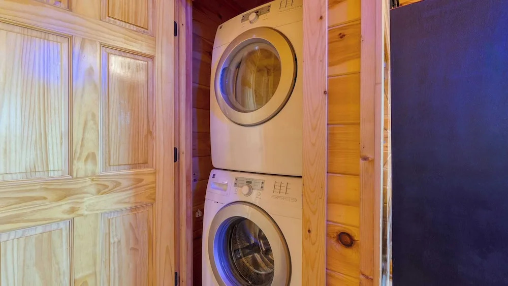 Game Room, Hot Tub & 3 Decks w/ Smoky Mountain Views Raccon Ridge by Avantstay