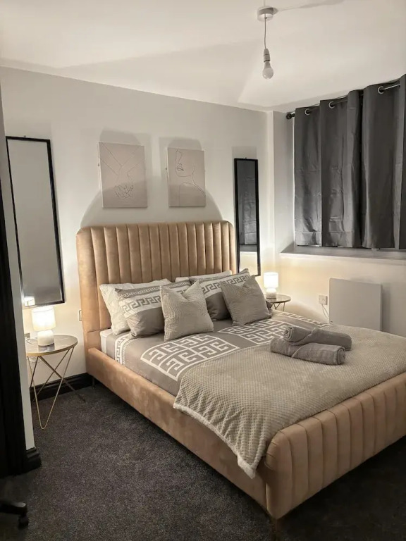 Stylish City Centre Apt- 25 Off Monthly Stays!