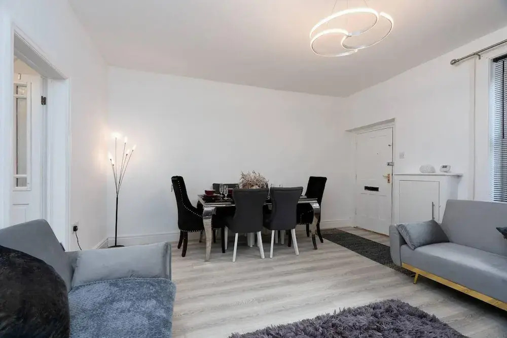 Cosy Cottage - Sleeps 6, Parking & Pet Friendly!