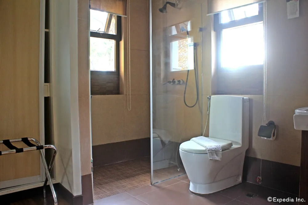 Exclusive Village Home Near Country Club, 18 pax