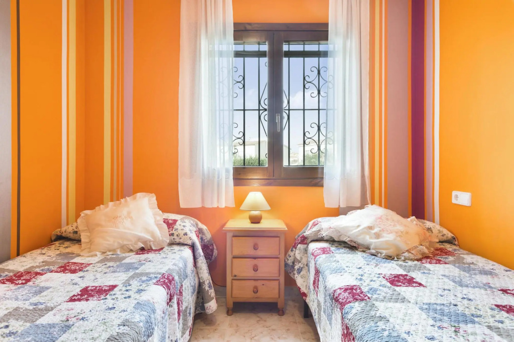 Veni in L'Escala with 3 bedrooms and 1 bathrooms